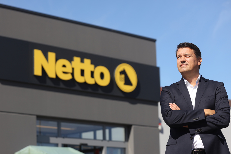 Geschäftsführer Ingo Panknin der Handelskette Netto ApS & Co. KG steht vor einer Netto-Filiale.
