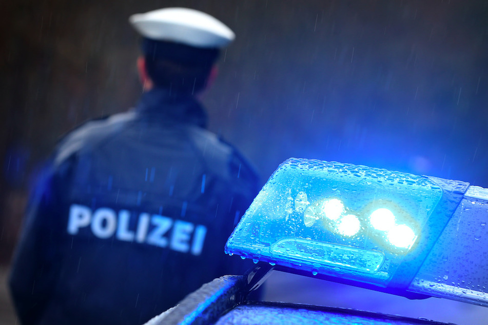 Die Polizei rückte an und musste den Mann (19) aus seiner misslichen Lage befreien. (Symbolbild)