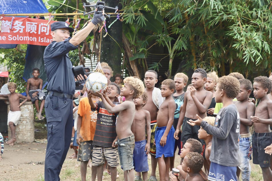Los representantes de la policía china familiarizaron a los niños de forma lúdica con drones de vigilancia.