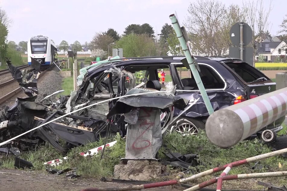 Wie am Dienstagmorgen bekannt wurde, war der Autofahrer, der an einem Bahnübergang in Grevenbroich bei einer Kollision mit einem Zug schwer verletzt wurde, auf der Flucht vor einer Polizeikontrolle.