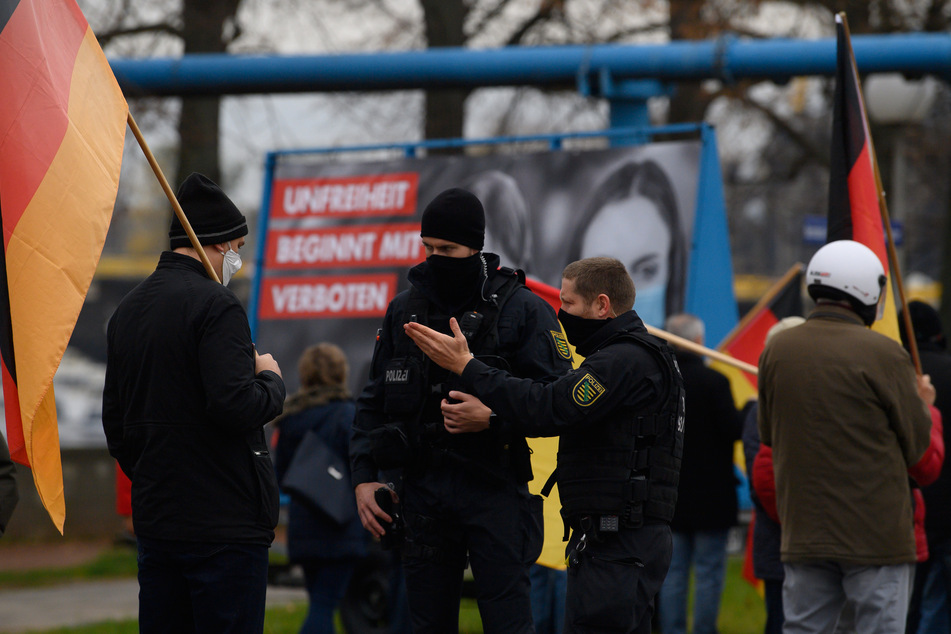 Vor dem Sächsischen Landtag hatte sich eine Gruppe von AfD-Anhängern versammelt, um gegen das Infektionsschutzgesetz zu protestieren.