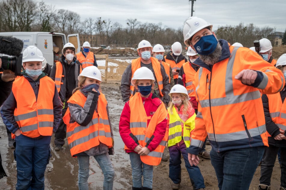 Oberbauleiter Andre Nürnberger (48) erklärte dem potenziellen Nachwuchs seine Baustelle.