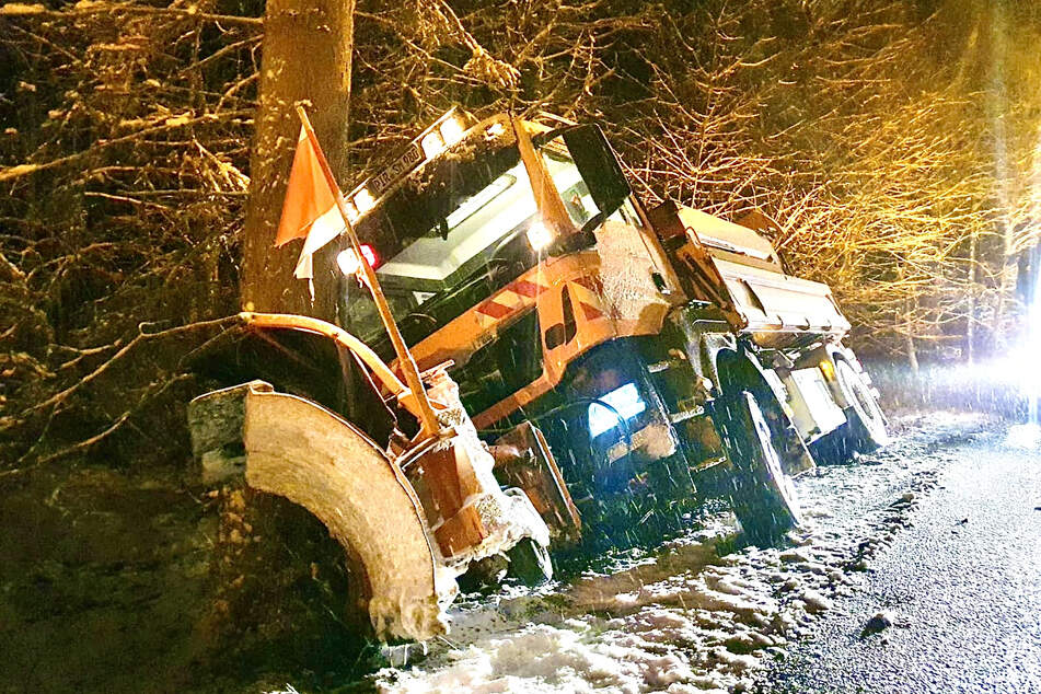 Selbst ein Fahrzeug vom Winterdienst (Straßenmeisterei Altenberg) ist am Ortsausgang Breitenau in den Graben gerutscht.