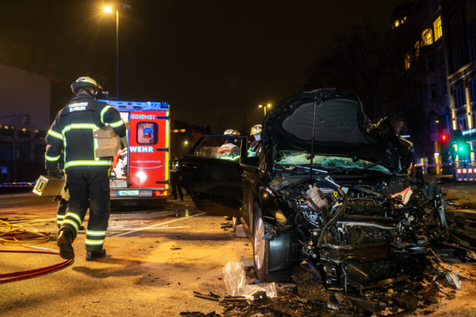 Heftiger Unfall mitten in Hamburg! Fahrer wird eingeklemmt