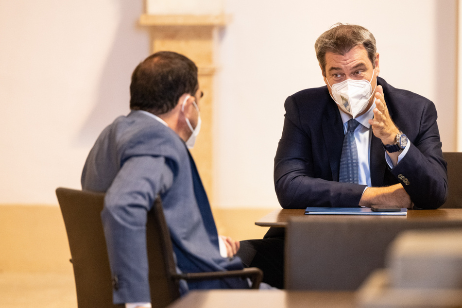Markus Söder (r), Ministerpräsident von Bayern, unterhält sich vor der Plenarsitzung im bayerischen Landtag mit Klaus Holetschek (beide CSU), Gesundheitsminister von Bayern.