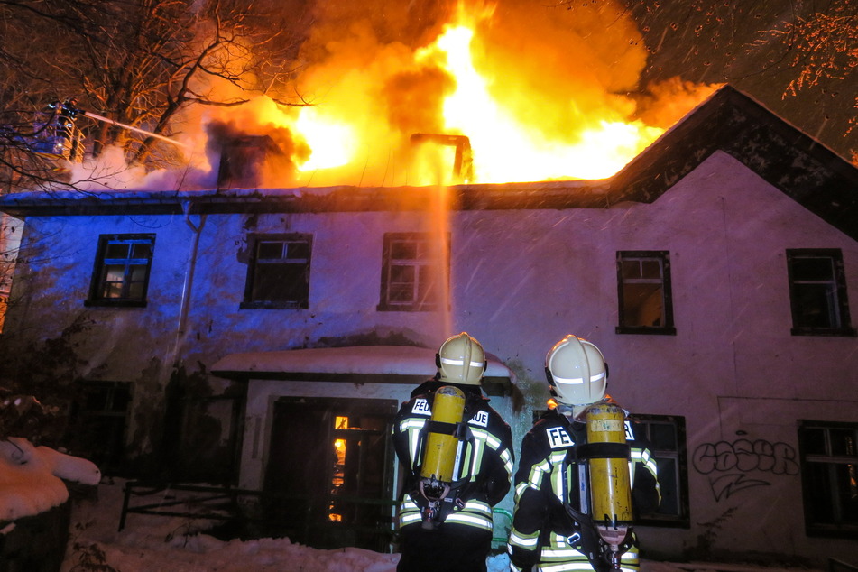 Als die Feuerwehr eintraf stand ein Anbau schon in Vollbrand und die Flammen griffen auf das Hauptgebäude über.