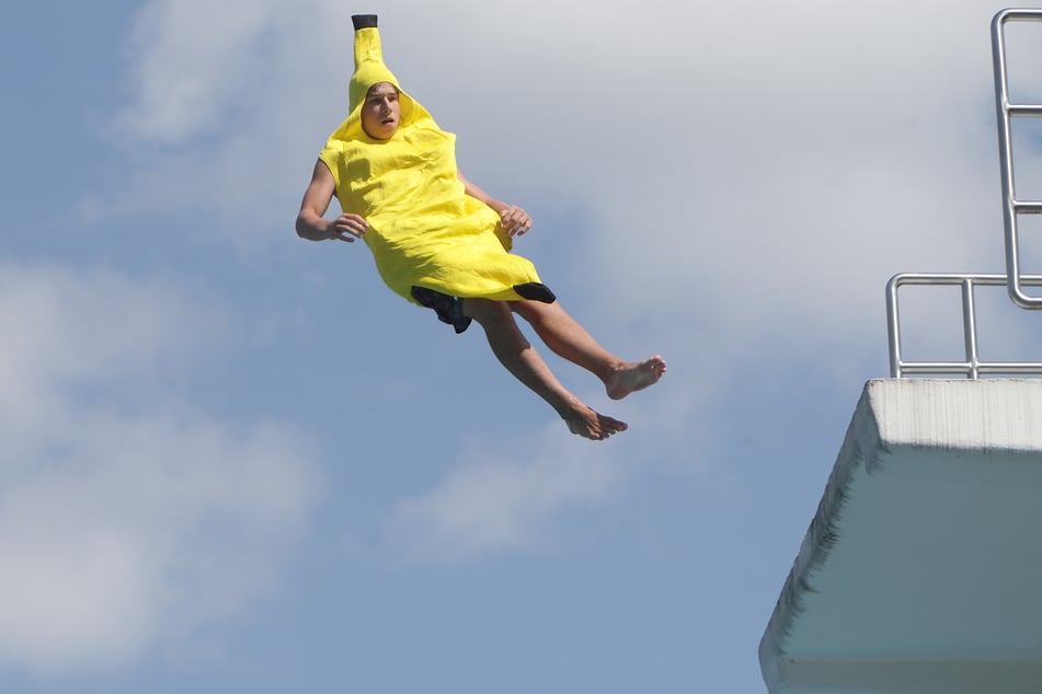 Nils Gruner (14) traute sich nicht nur vom 10-Meter-Brett, sondern sprang auch noch im Bananenkostüm.