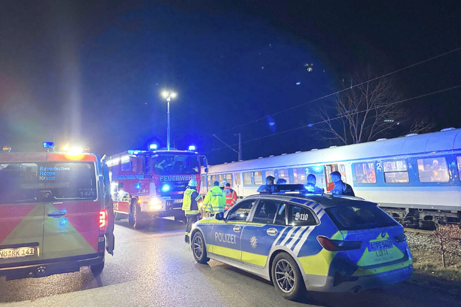 Polizei und Feuerwehr sind am Dienstag an der Unfallstelle bei Nördlingen im Einsatz.