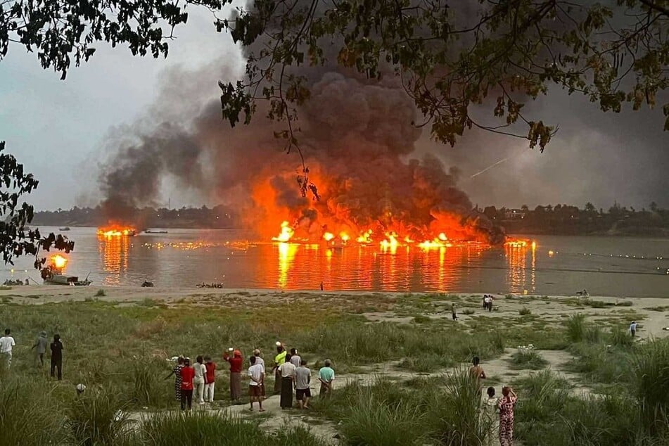 Neben dem Öltanker fingen auch mehrere umliegende Schiffe Feuer.