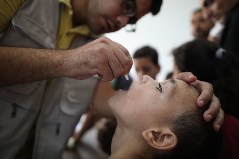 Ein Kind erhält eine Dosis des Polio-Impfstoffs im Flüchtlingslager Al-Maghazi im zentralen Gazastreifen.