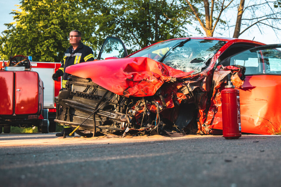 Im Landkreis hat sich am Montagabend ein schwerer Verkehrsunfall ereignet. Ein VW, ein Subaru und ein Dacia waren involviert.