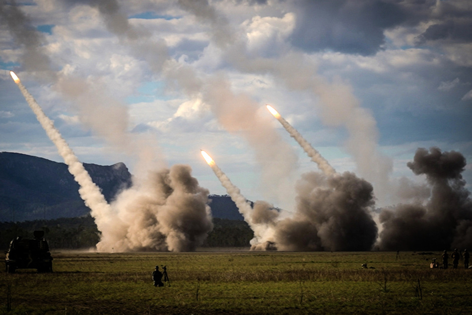 Während "Talisman Sabre 2023" schießt das US-Militär Raketen aus dem System HIMARS ab.