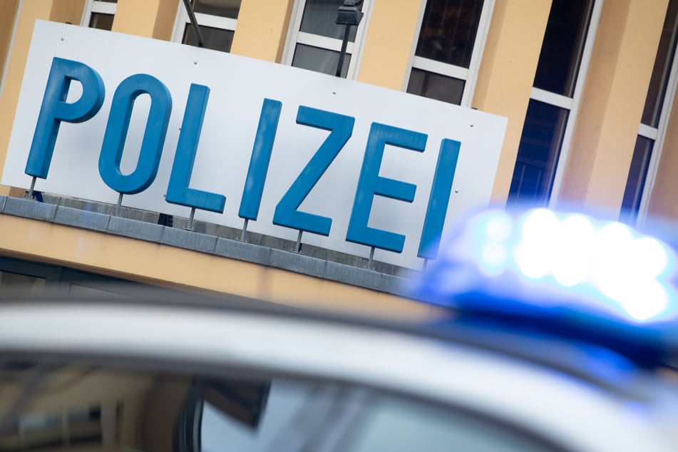 Die Polizei ermittelt und sucht Zeugen. (Symbolbild)