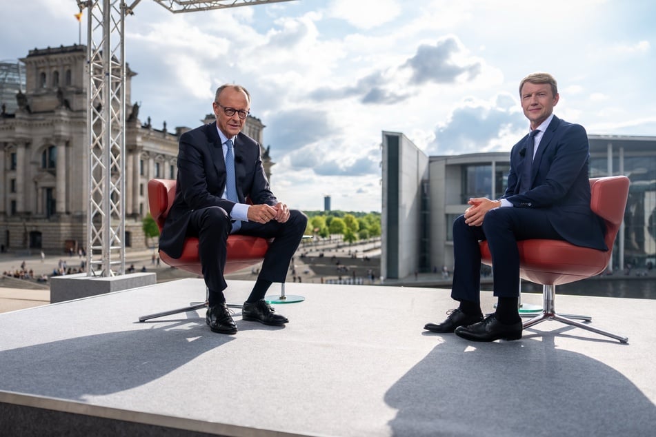Bundeskanzler Friedrich Merz (69, CDU, l.) beim Sommerinterview mit Moderator Markus Preiß (47, r.).
