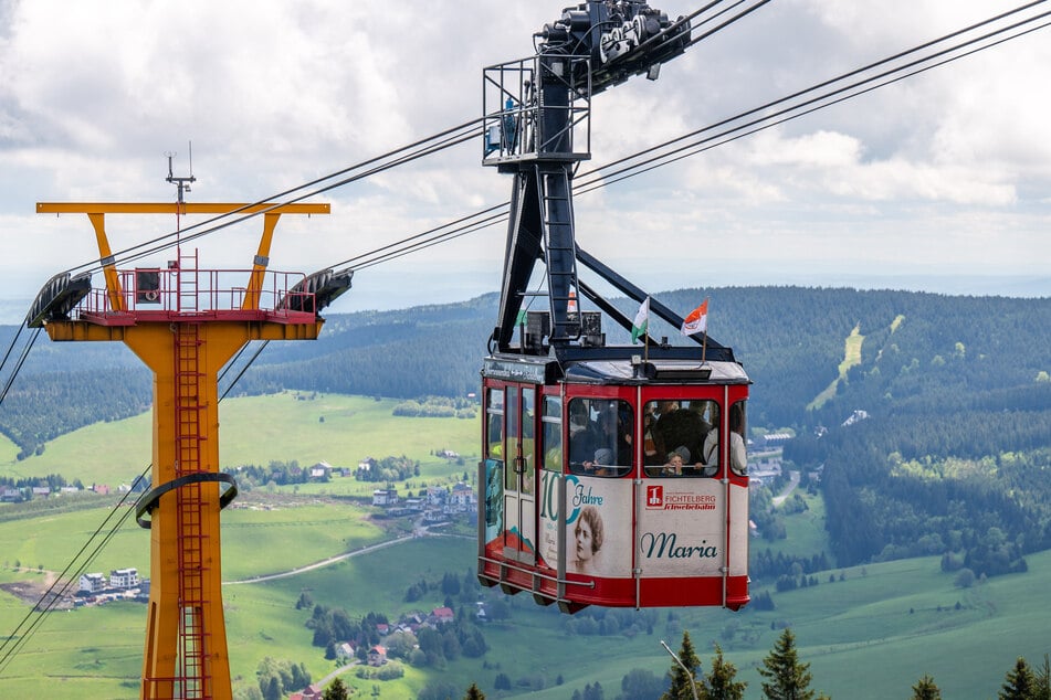 Die Fichtelberg-Schwebebahn befördert Touristen vom Tal auf den höchsten Gipfel Sachsens. Vom 14. bis zum 16. Juli findet ein Festwochenende anlässlich des 100-jährigen Jubiläums statt.