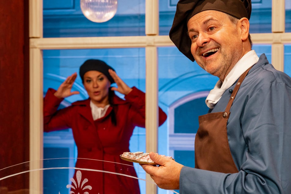 Süße Leidenschaften: Chocolatier Henri (Markus Majowski) wird bald von zuckerliebenden Damen wie Sophie (Dorothea Kriegl) begehrt.