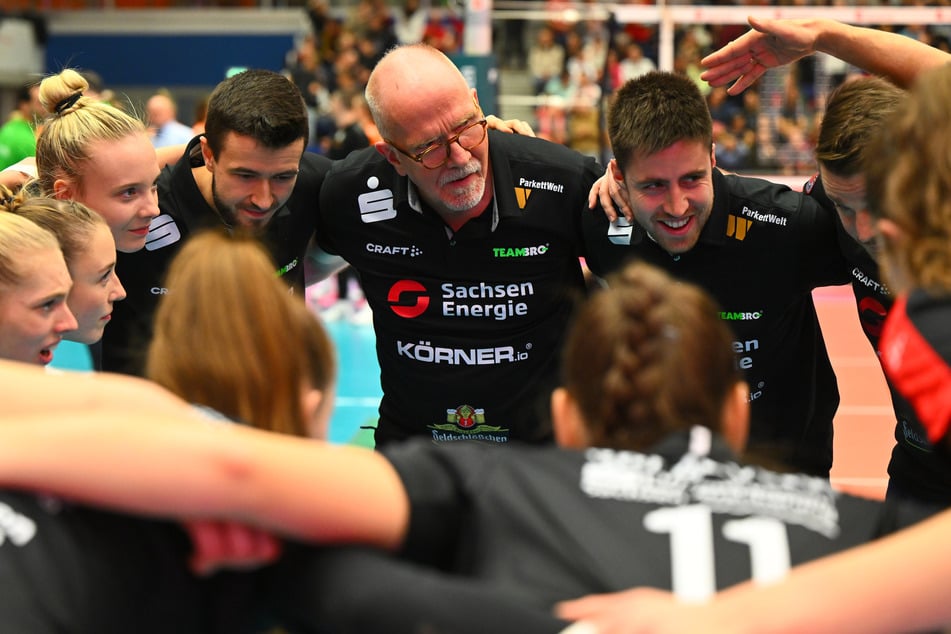Im Kreise seiner Volleyballerinnen, wie hier 2022, fühlte sich Söllner bis zuletzt heimisch.