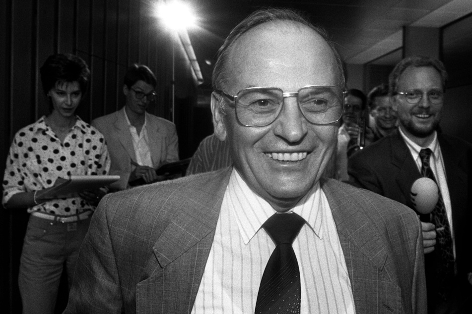 Stuttgart im August 1990: Georg Gallus bahnt sich vor einer Sitzung im Landtag einen Weg durch die wartenden Journalisten.