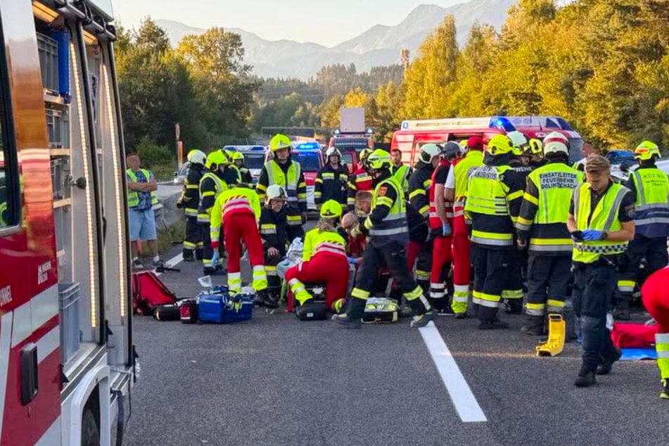 Horror-Szenario auf Autobahn: Familie in brennendem Auto eingeklemmt