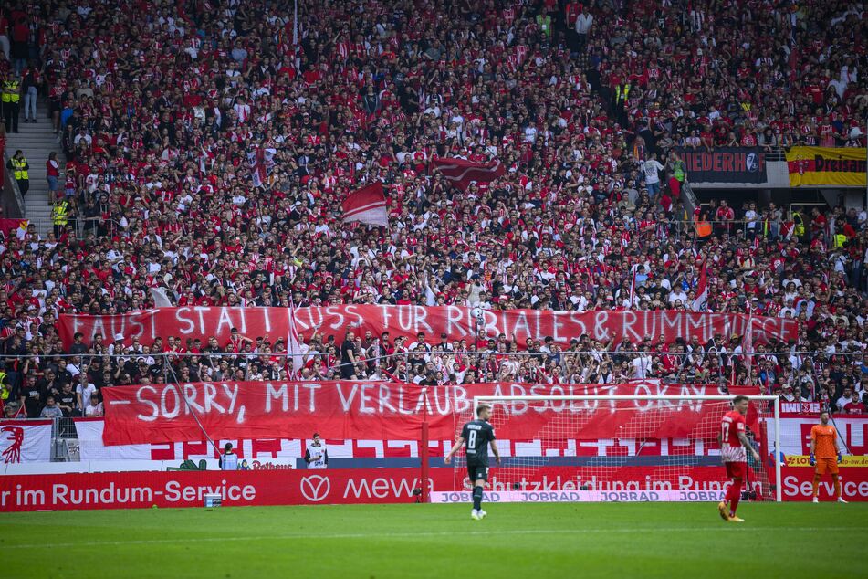Mit mehreren Spruch-Bannern protestierten die Freiburger Fans gegen Luis Rubiales (46) und Karl-Heinz Rummenigge (67).