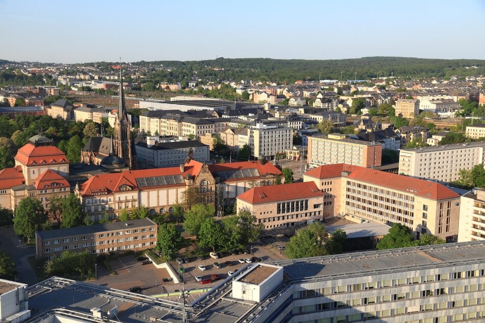 Die Stadt Chemnitz sucht Auszubildende für das Jahr 2025 für die Bereiche Straßenbau, Verwaltung und Bäderbetriebe.