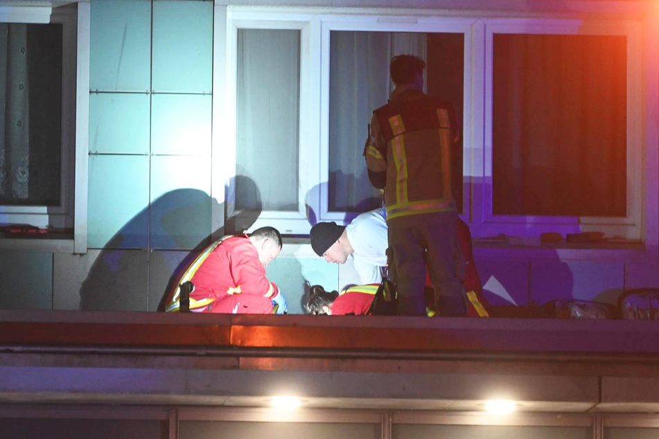 Sanitäter versorgen den Schwerverletzten (19) auf dem Vordach.