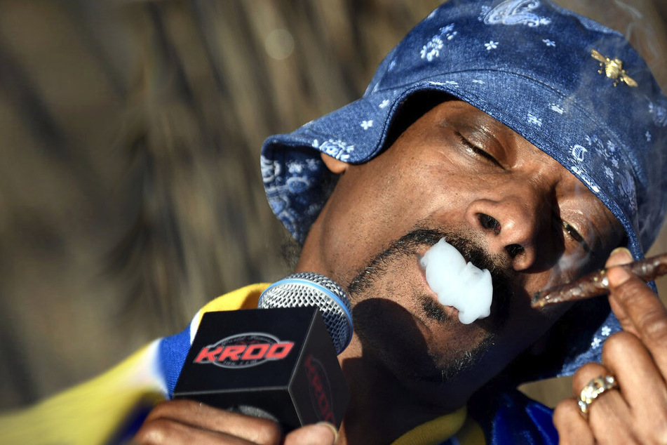 Snoop Dogg's personal blunt roller reveals how many joints the rapper smokes a day
