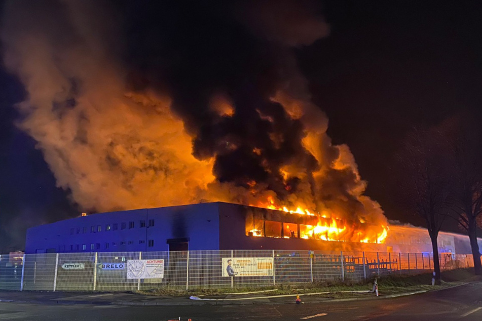 Metall-Produktion in Vollbrand - Feuerwehr kämpft gegen Flammenhölle!