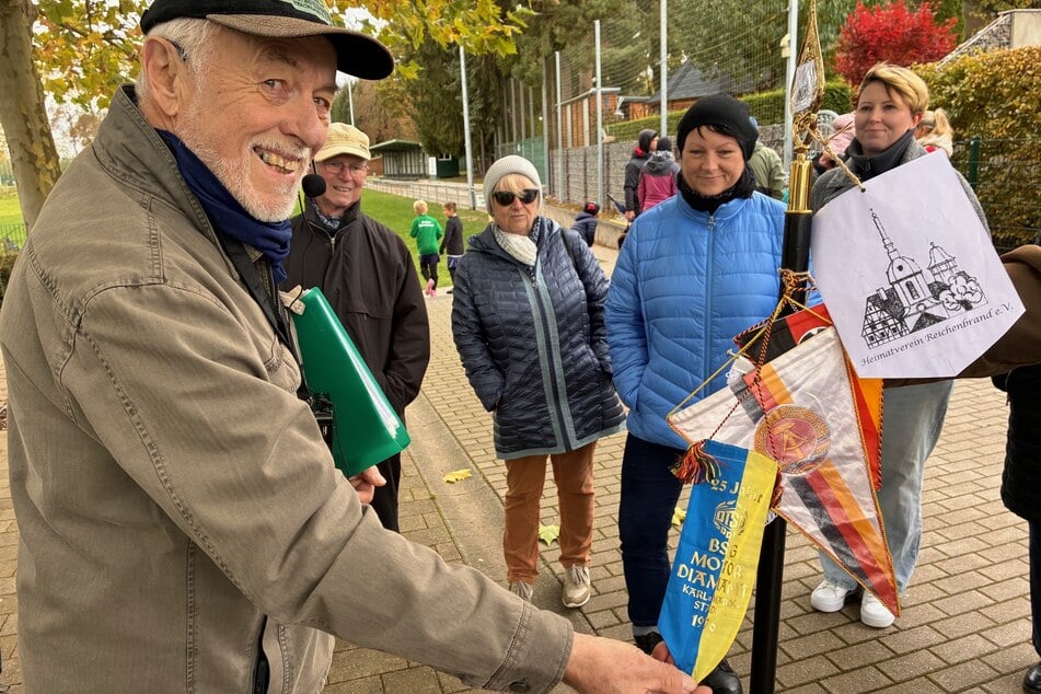 Heimatkenner Gert Rehn (80) mit einem Wimpel der BSG Motor Diamant Karl-Marx-Stadt.