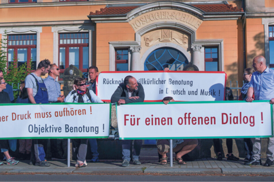 Vor der kommunalen Oberschule Radebeul-Mitte "streikten" am Mittwoch Eltern und Schüler wegen Problemen mit einer Lehrerin.