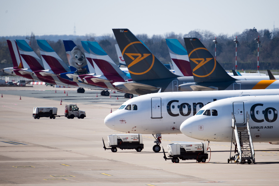 Zahlreiche Flugzeuge von Condor und Eurowings stehen auf dem Vorfeld des Flughafen Düsseldorfs geparkt.