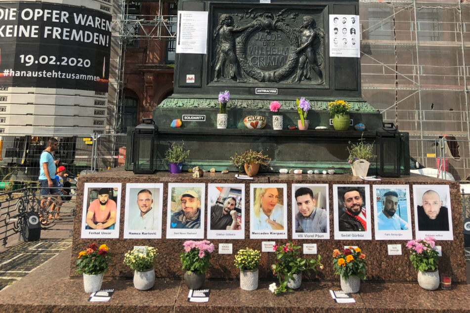 Unter dem Brüder Grimm-Denkmal auf dem Hanauer Marktplatz wird an die Opfer des rassistisch motivierten Anschlags vom 19. Februar erinnert.