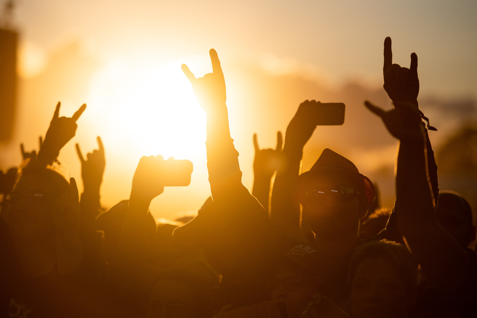 Hebt die Pommesgabeln und rockt gemeinsam mit verschiedenen Metal-Bands beim Open Air des Conne Island. (Symbolbild)