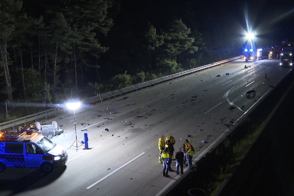 Bilder vom Unfallort zeigen ein großflächiges Trümmerfeld, in dem Autoteile über viele Meter verteilt liegen.
