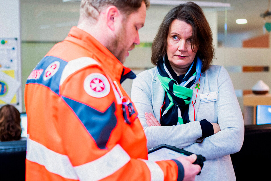 Ein Sanitäter übergibt einen Patienten an Barbara Jost.