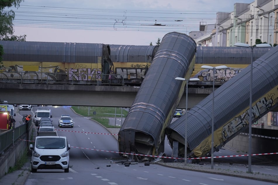Güterzug-Waggons stürzen in München von Brücke: Person lebensgefährlich verletzt!