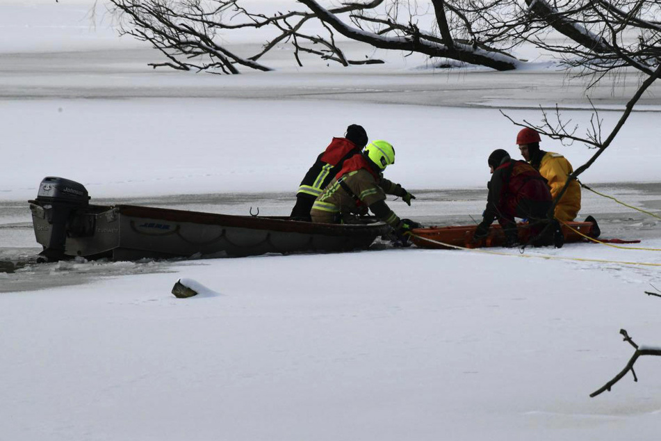 Taucher der Feuerwehr hatten am Mittwoch zweieinhalb Stunden nach dem 43-Jährigen im Karpfenteich gesucht.