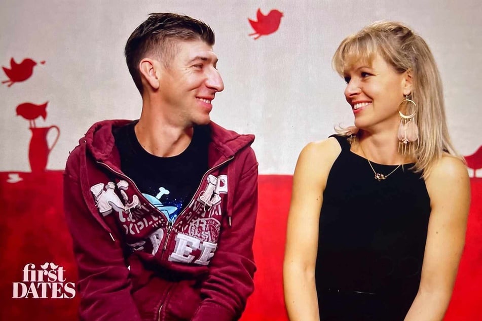 Am Ende sieht alles ganz anders aus: Ellis und Sebastian lächeln sich an und entscheiden sich beide für ein zweites Date.