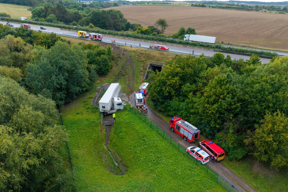 Der Lkw blieb in einem Regenrückhaltebecken stehen.