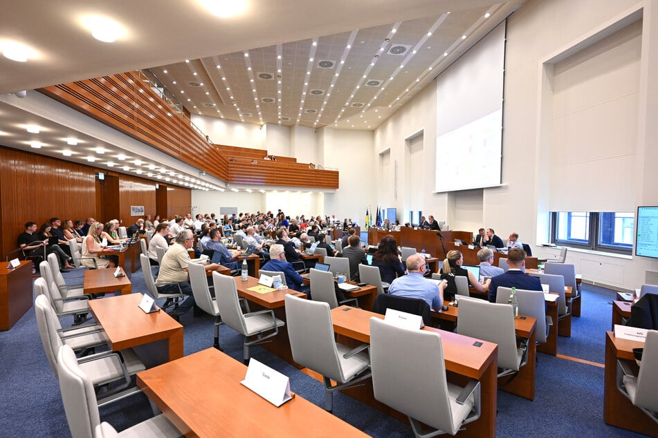 Nachdem die Spannungen zwischen Leipzigs Stadtrat und der Verwaltungsspitze im Zuge der Haushaltskrise einen neuen Höhepunkt erreicht hatten, kam es am Mittwoch zur Aussprache in der Ratsversammlung.