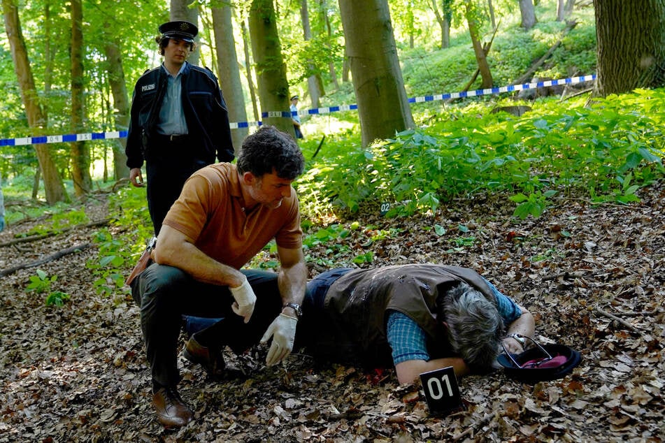 Der Entdecker der Himmelsscheibe von Nebra liegt erstochen im Wald. Peter Ritter (gespielt von Torben Liebrecht, 48) ermittelt.