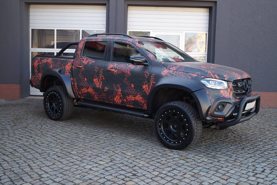 Unbekannte haben in Chemnitz einen Pick-up gestohlen. Mit den Bildern einer Überwachungskamera sucht die Polizei nun Zeugen.