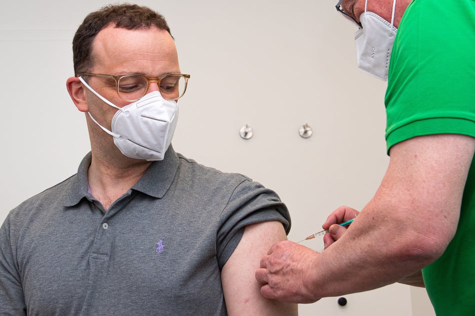 Auch Gesundheitsminister Jens Spahn (CDU, 40) ließ am Freitag mit AstraZeneca impfen.
