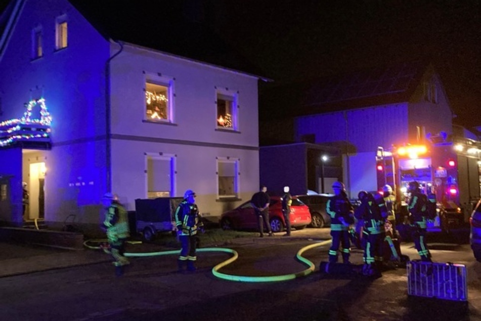 In dem Mehrfamilienhaus in der Straße "Im Mühlenwinkel" war am Donnerstagabend bei Arbeiten im Keller Dämmmaterial in Flammen aufgegangen.