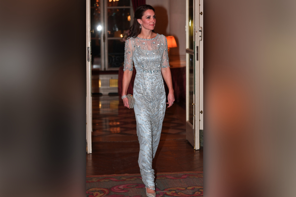 2017 zeigte sich Kate gleich zu mehreren Anlässen in himmelblauen Abendkleidern, die schon eher nach einer Prinzessin aus einer Disney-Verfilmung aussehen.