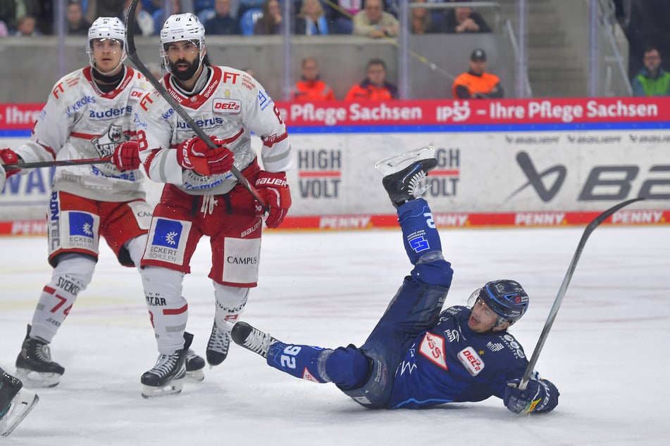 Auf den Derbysieg am Freitag folgte für die Eislöwen um Tomas Andres (r.) am Sonntag die Bruchlandung gegen Regensburg.