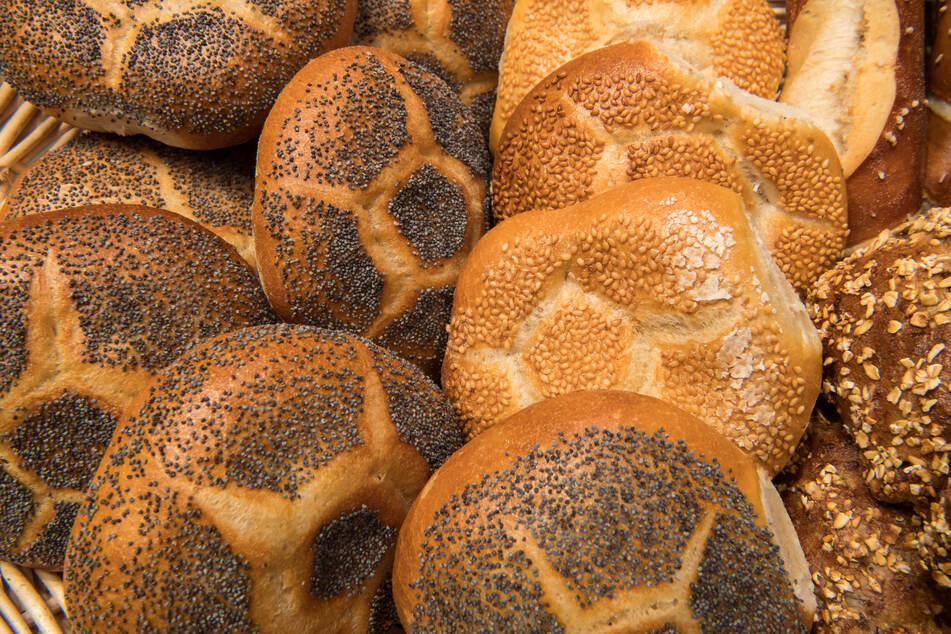 Während sich das Brötchen vom Bäcker großer Beliebtheit erfreut, gehen die Umsätze der Backware bei Filialen an Bahnhöfen und in Cafés zurück.