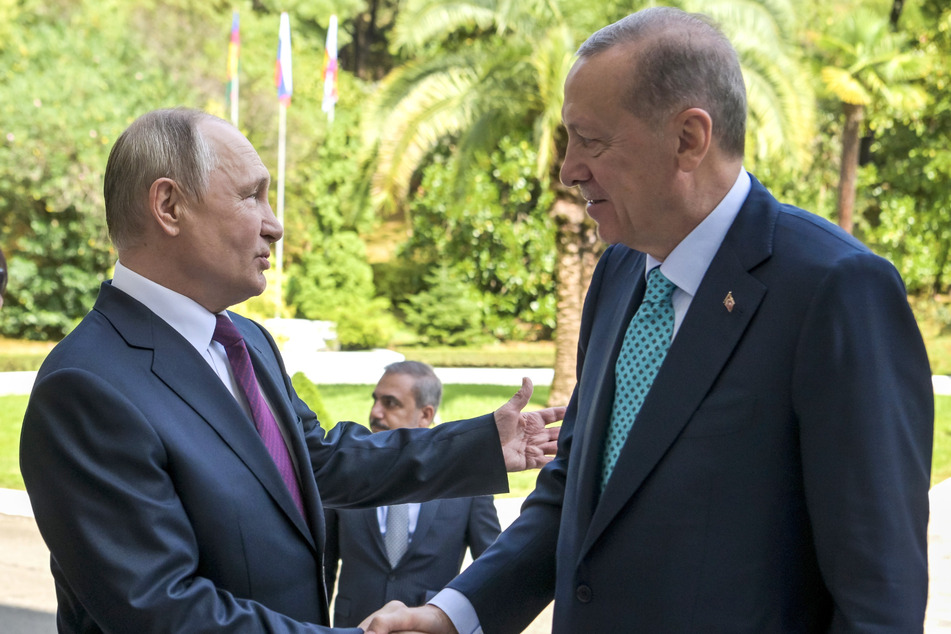 Der türkische präsident Erdogan (69, r.) duldet keine andere Möglichkeit als das Abkommen über ukrainische Getreideexporte.