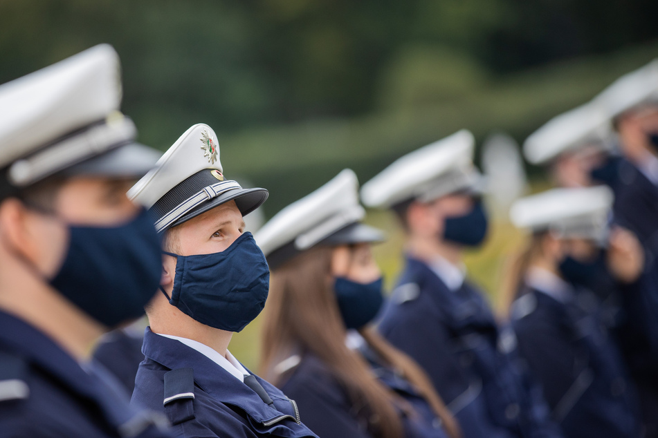 NRW bekommt in der Corona-Pandemie weitere 1,25 Millionen Stoffmasken des Hemdenherstellers van Laack. Der Auftrag ist umstritten. (Archivbild)