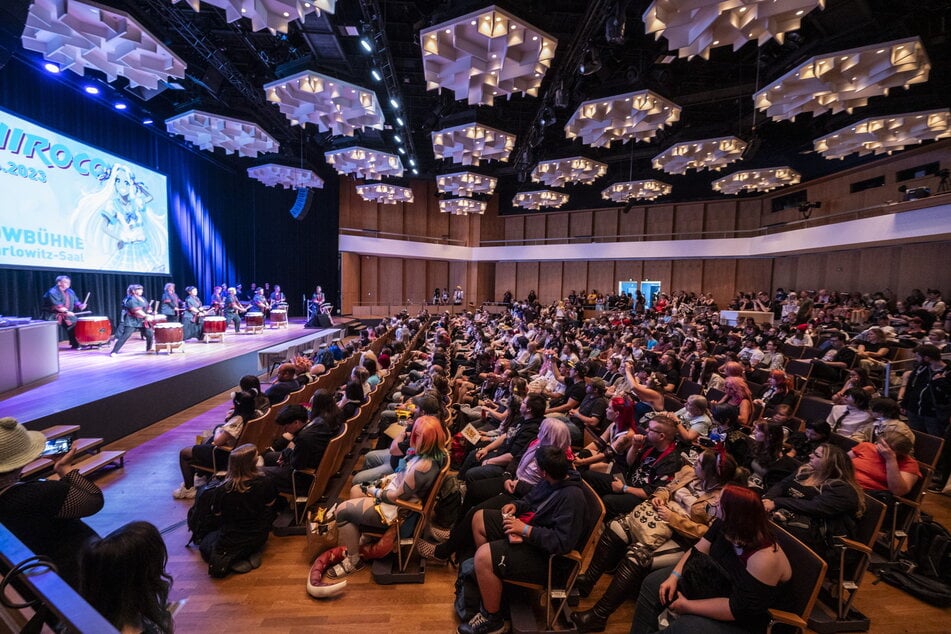 Der Saal war auch bei der Hibiki Daiko-Trommelshow prall gefüllt mit Manga-Fans.